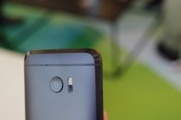 Chamfered edges add to the phone's ergonomics -  HTC 10 hands-on