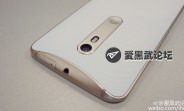 This is what the gold and white Moto X 2015 looks like