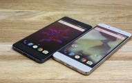 OnePlus X Onyx Black next to OnePlus X Champagne