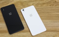 OnePlus X Onyx Black next to OnePlus X Champagne