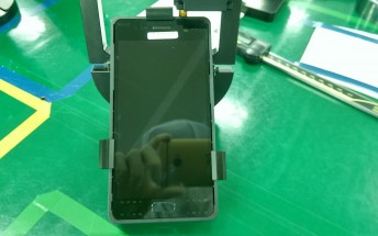 Live images of the Samsung Galaxy S7 front camera and display surface