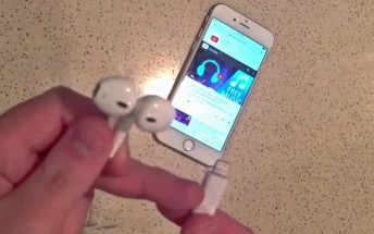 Official Apple lightning EarPods allegedly caught on video