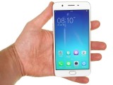 Oppo F1s in the hand - Oppo F1s Hands On
