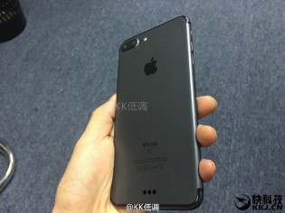 Alleged iPhone 7 Plus in black