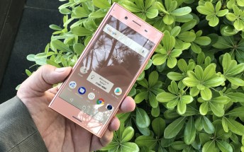 Here are some hands-on shots of the Bronze Pink Sony Xperia XZ Premium
