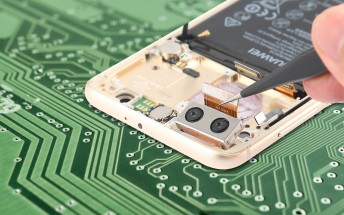 Huawei Honor 9 taken apart, rubber seal found around the USB-C port