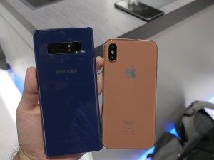 These two are in different size categories - f/4.5, ISO 500, 1/50s - News 17 08 Note 8 vs. Iphone 8 review