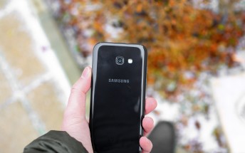 Samsung Galaxy A8 (2018) manual confirms no Bixby button