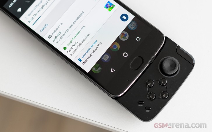 Moto GamePad adds a snap-on game controller to the Moto Z - CNET