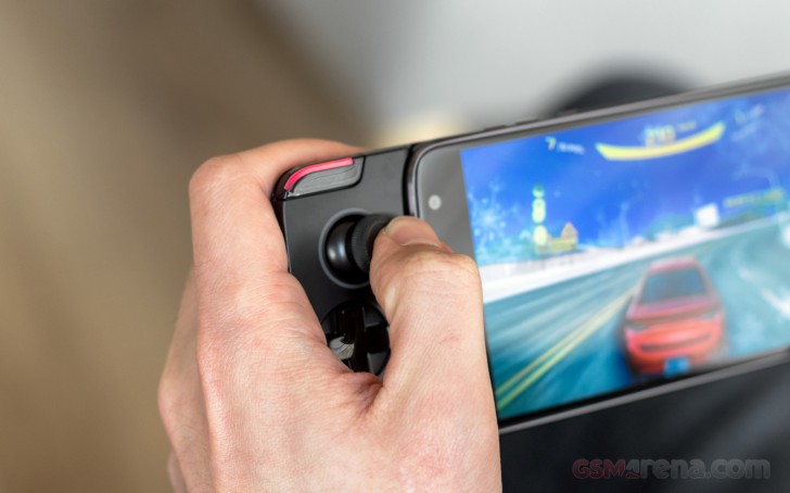 Moto GamePad adds a snap-on game controller to the Moto Z - CNET