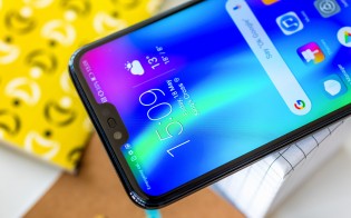 Honor 10 notch and fingerprint sensor