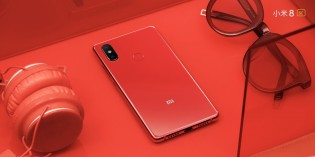 Xiaomi Mi 8 SE in red and blue