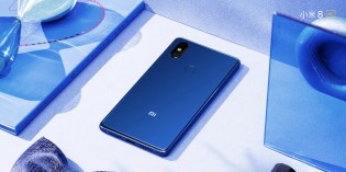 Xiaomi Mi 8 SE in red and blue