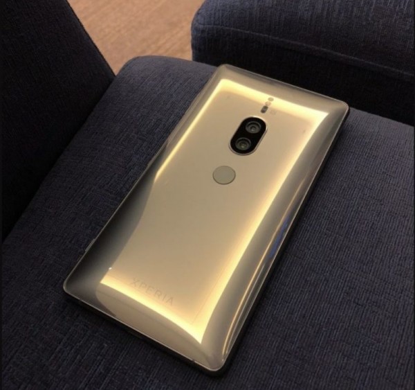 Conform Levendig wervelkolom Chrome Gold Sony Xperia XZ2 Premium leaks in a live image - GSMArena.com  news