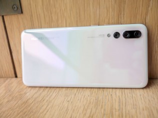 Huawei P20 Pro shines in Pearl White