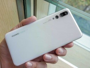 Huawei P20 Pro shines in Pearl White
