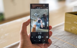 The dual selfie cam with OIS from the Xperia XA2 Ultra is MIA