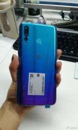 Huawei nova 4 photographed in the wild