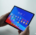 O design dobrável original da Oppo de 2019 deixava a tela de fora