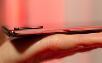 Huawei P30 Pro handled in a live video, UD fingerprint reader tested