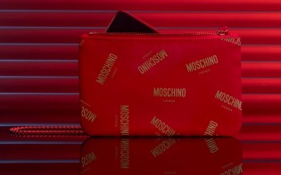 Honor 20 Moschino Edition in its designated phone bag