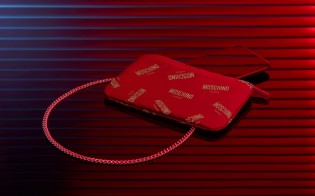 Honor 20 Moschino Edition in its designated phone bag