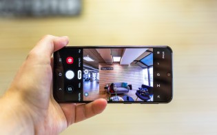 Samsung Galaxy A40's two cameras in action