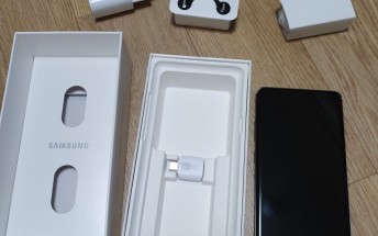 Samsung Galaxy S10 5G box shows new fast charger