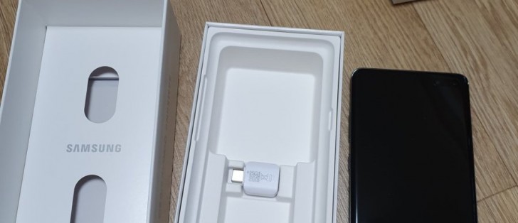 Samsung Galaxy S10 5G box shows new fast charger  news