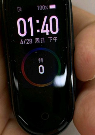 Mi Band 4 in hand