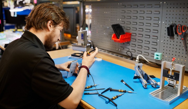 Apple will finally let you repair your out-of-warranty iPhone at independent shops