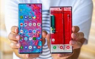 Samsung Galaxy Note10+ and the Galaxy Note10 in hand