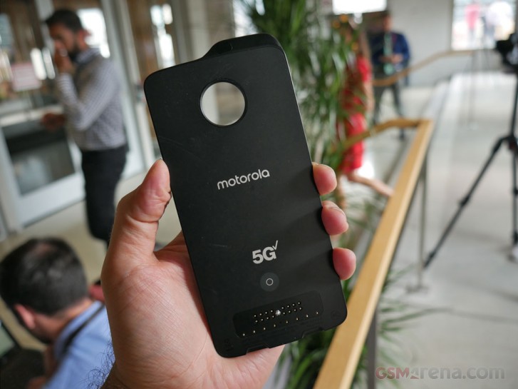 5G Moto Mod updated with support for Z2 Force and reverse charging