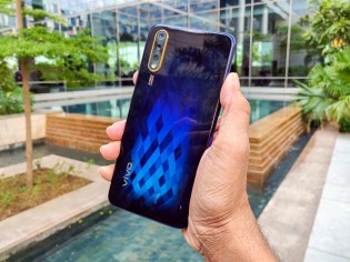 vivo S1 in Diamond Black color