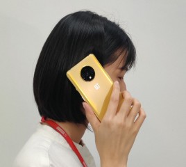 Unreleased Gold color option for the OnePlus 7T