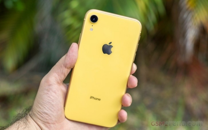 Apple acknowledges iPhone XR connectivity problems in the UK