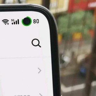 Battery indicator around the punch hole camera