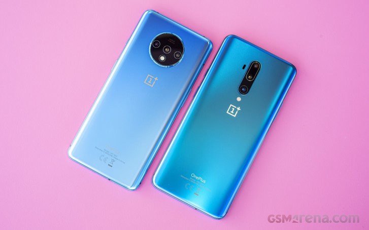 OnePlus 7T (يسار) و OnePlus 7T Pro (يمين)