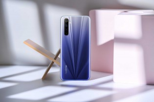 Realme 6 in Comet Blue and Comet White