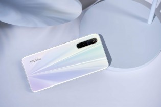 Realme 6 in Comet Blue and Comet White