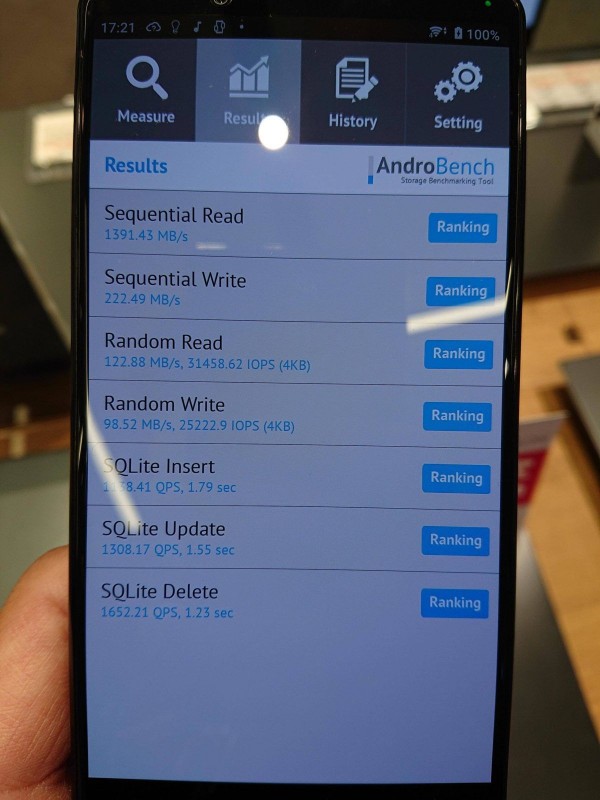 يستخدم Sony Xperia 1 II مستشعرين Sony وجهازي Samsung ، بهما تخزين UFS 3.0