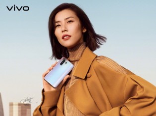 vivo X30 Pro in the hands of Liu Wen