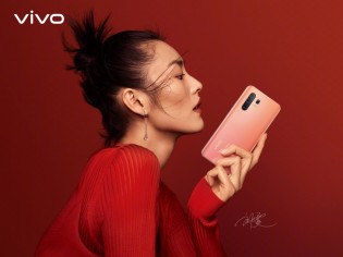 vivo X30 Pro in the hands of Liu Wen