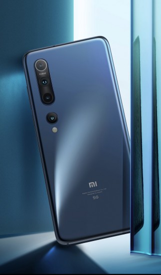 Xiaomi Mi 10 (left) and Mi 10 Pro (right)