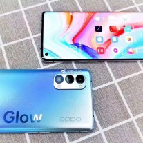 Oppo Reno4 phones in its Glow colors