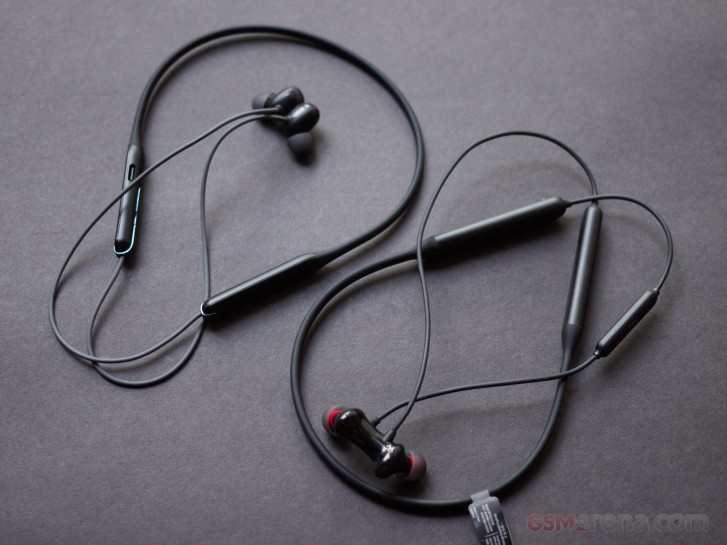 pair earphones