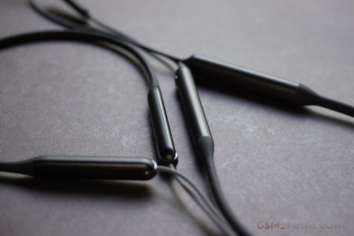 Oneplus wireless z discount vs realme wireless earphones