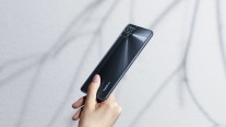 Oppo Reno4 SE in blue, white and black