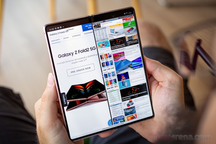 Samsung Galaxy Z Fold2 In untuk ditinjau