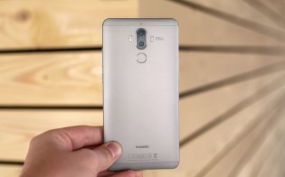 The Mate 9 had a flat display and the fingerprint reader was on the back
